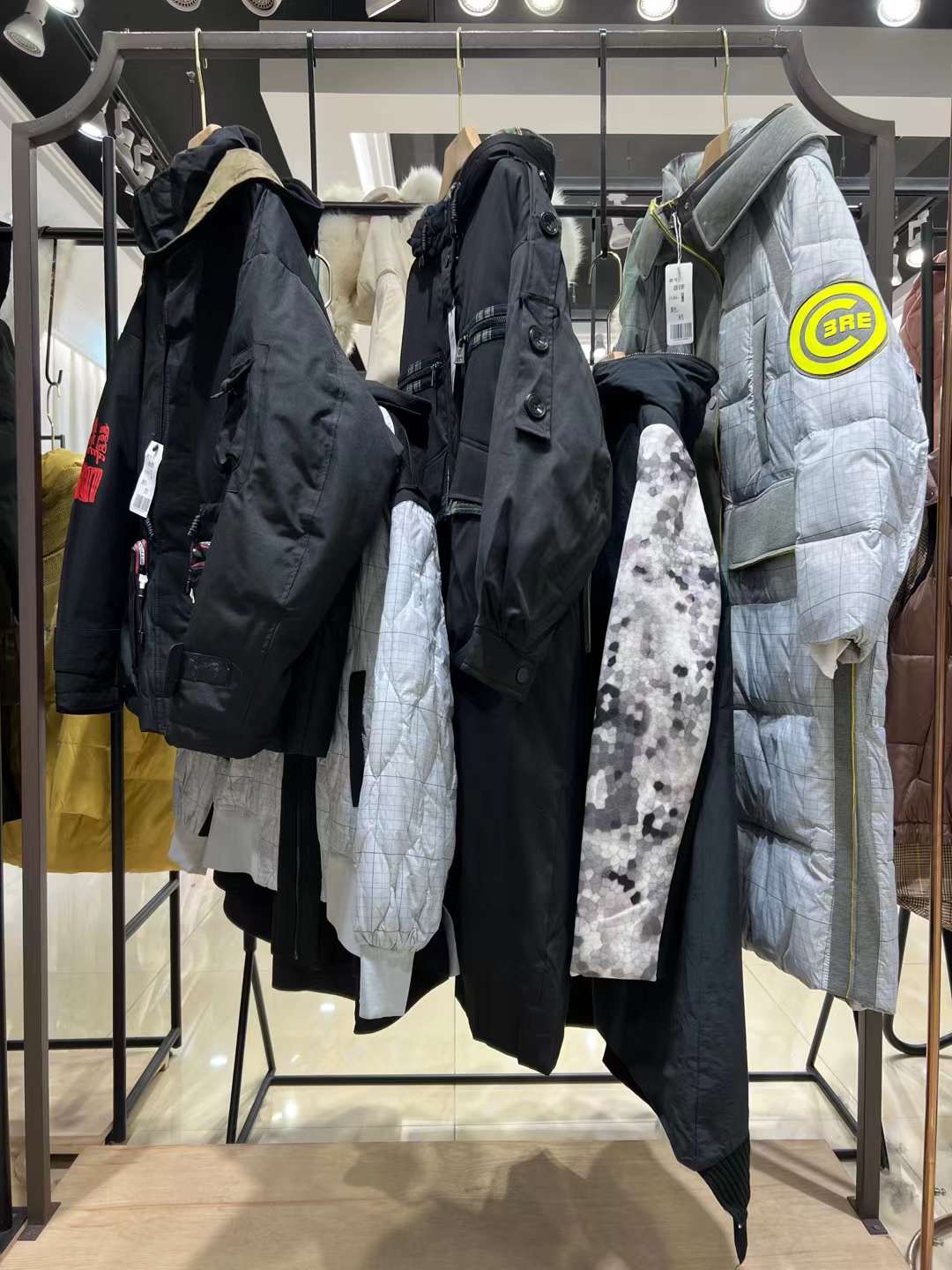 專柜下架女裝 艾莉緹羽絨服2022冬 全國輕奢品牌女裝折扣尾貨批發(fā)進貨渠道