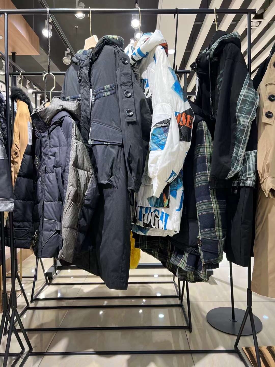專柜下架女裝 艾莉緹羽絨服2022冬 全國輕奢品牌女裝折扣尾貨批發(fā)進貨渠道