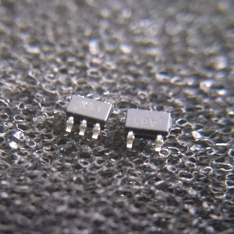 美信MAX9119EXK緩沖放大器IC 比較器貼片SC-70