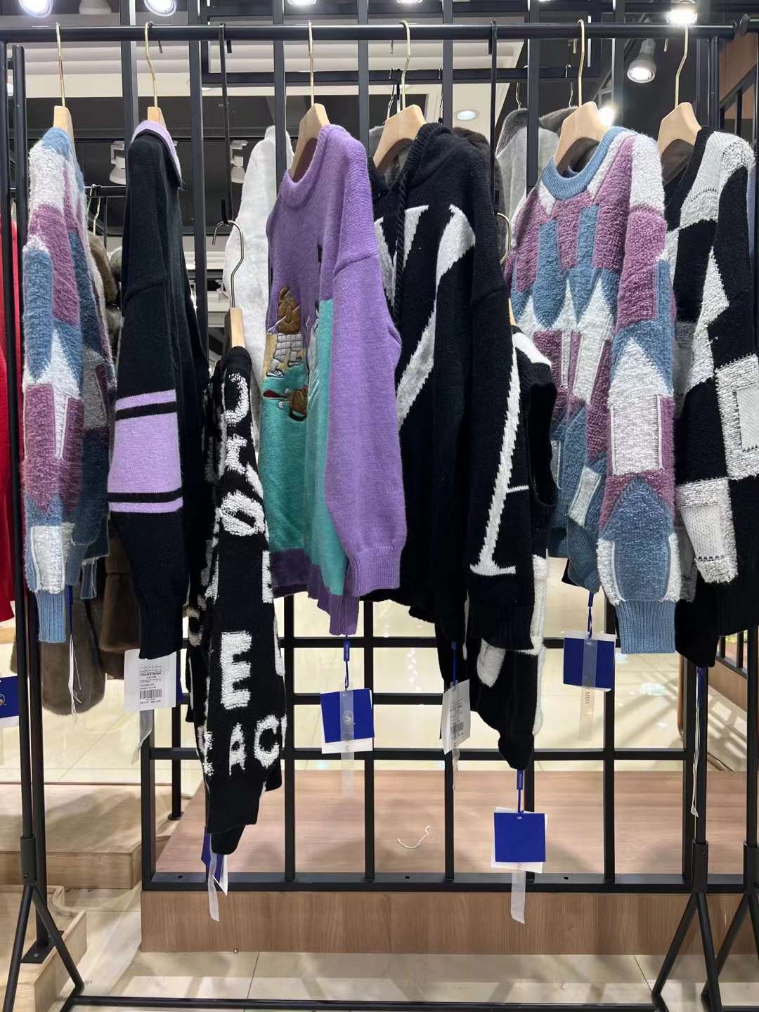 廣州的品牌折扣女裝走份批發(fā)公司哪家好？撤柜折扣女裝 吉米小熊藍系標列2022冬