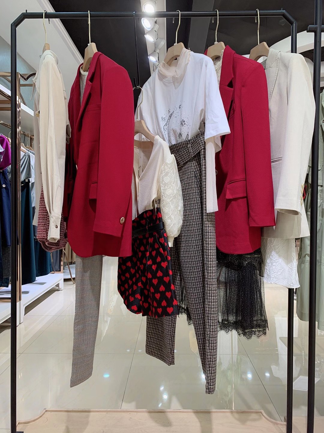 品牌折扣女裝庫(kù)存女裝批發(fā)貨源哪里有？撤柜女裝尤西子2022