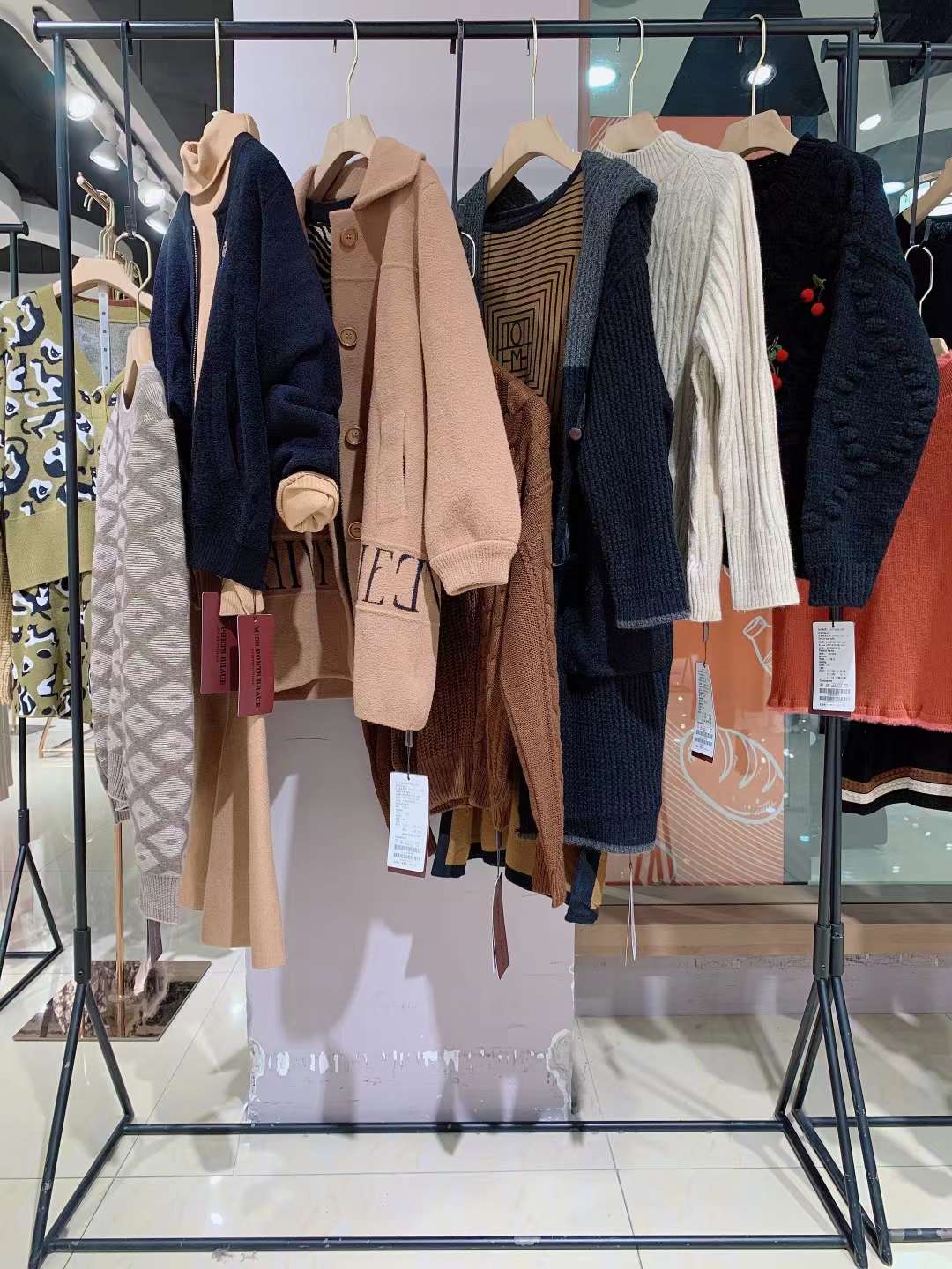 商場(chǎng)撤柜衣服女裝尾貨批發(fā)一般打幾折？miss寶姿毛衣2022秋冬