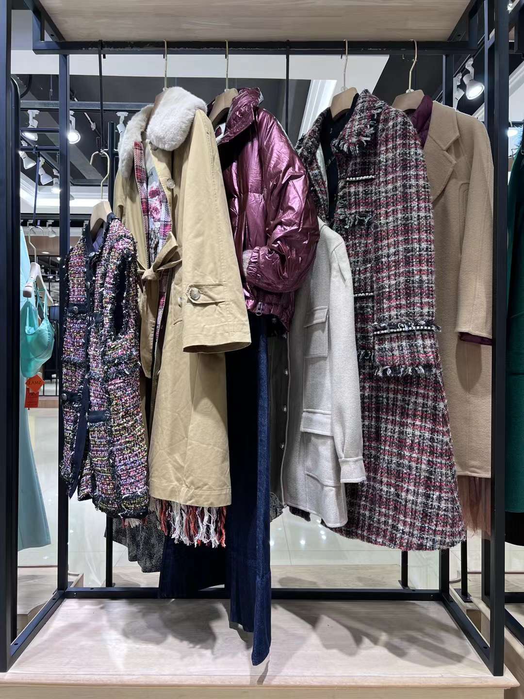品牌女裝折扣店尾貨庫存批發(fā)貨源直播間實體店進貨渠道 蒂言2022冬女裝批發(fā)