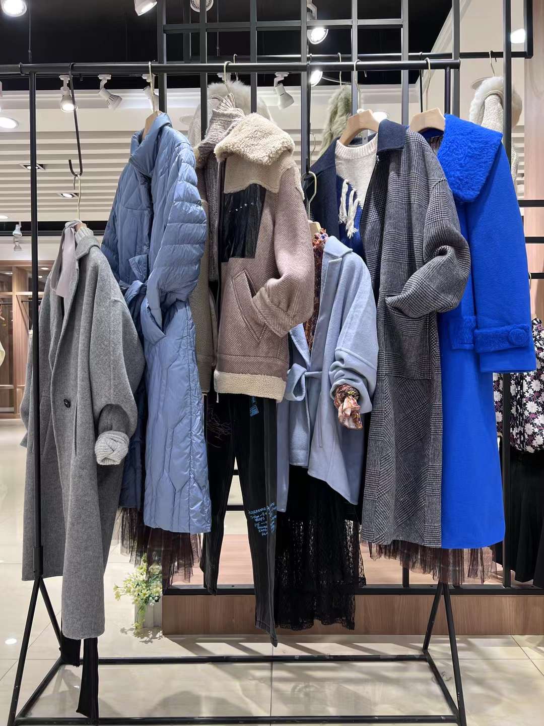 商場(chǎng)撤柜品牌女裝大碼快手直播進(jìn)貨渠道 女裝批發(fā)蒂言2022冬