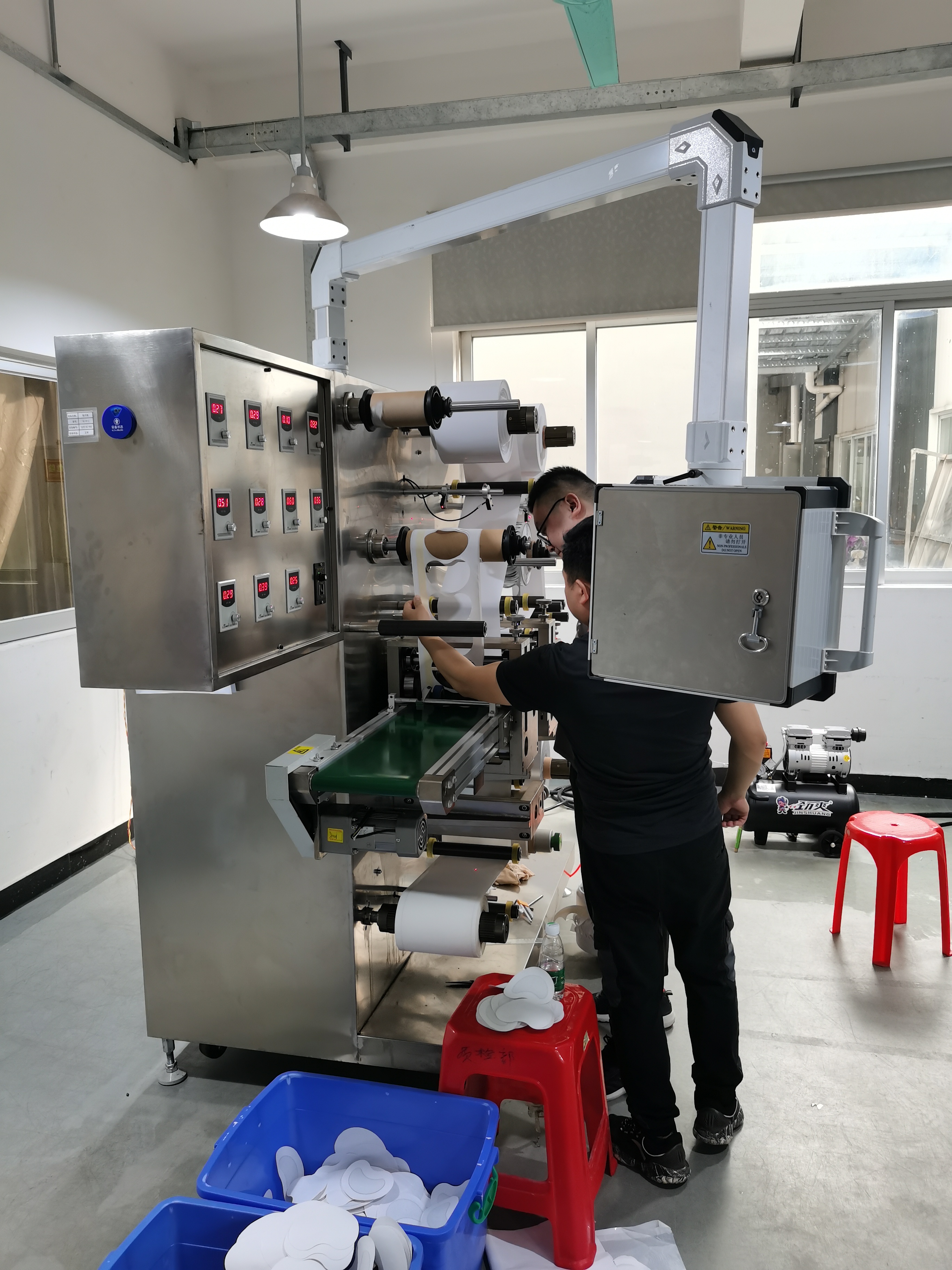 河南全自動膏藥貼片機廠家，報價，批發(fā)【河南輝恒機電設(shè)備有限公司】