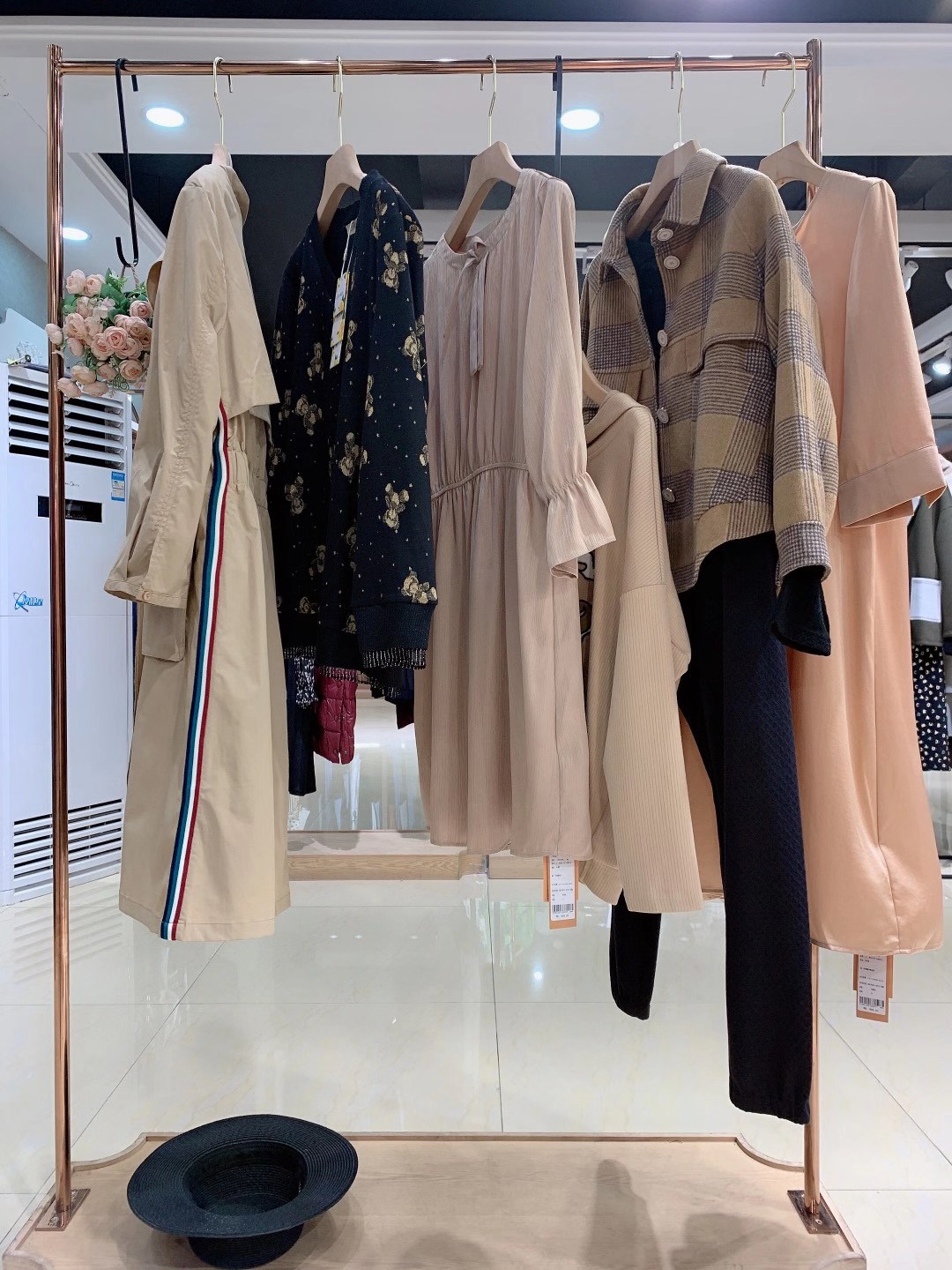 女裝批發(fā) 莉佳麗2022秋冬品牌撤柜剪標(biāo)折扣女裝批發(fā)高端清尾實(shí)體直播貨源走份