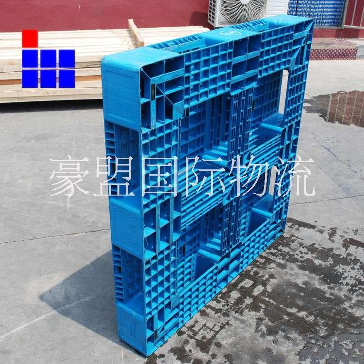 青島塑料托青島塑料托盤供應商 二手田字網(wǎng)格托盤出售盤供應商 二手田字網(wǎng)格