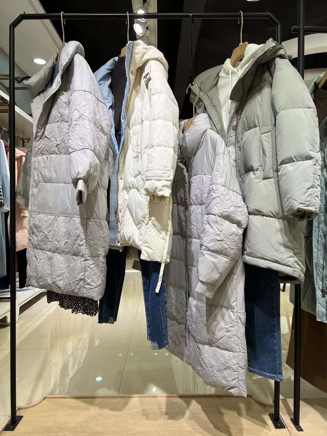 女裝批發(fā) 伊納芙2022冬品牌折扣女裝尾貨庫存批發(fā)供應(yīng)鏈直播實(shí)體女裝一手貨源批發(fā)