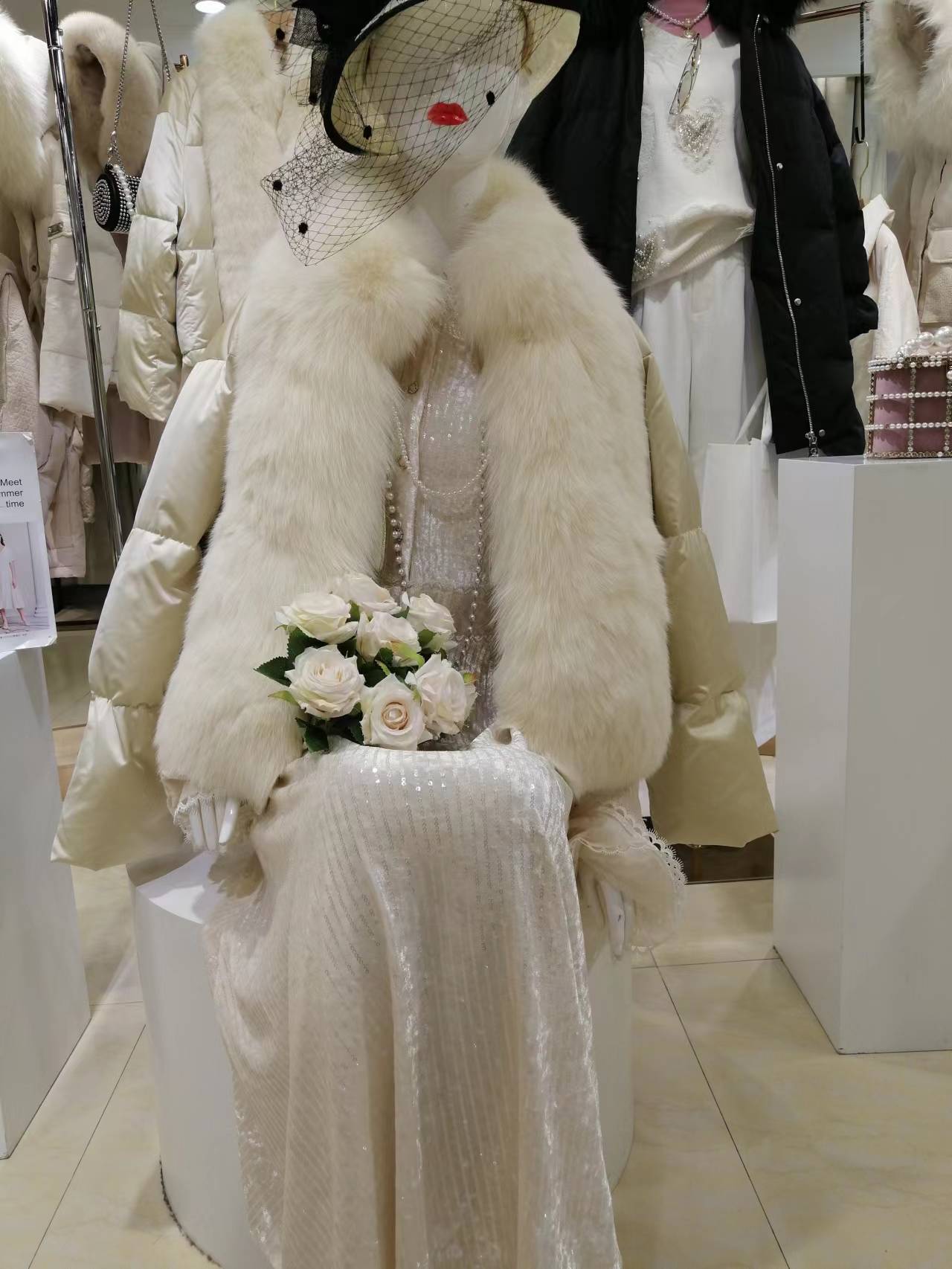 歌瑞絲芬鵝絨服2022冬品牌折扣女裝批發(fā)貨源尾貨清倉(cāng)正 品