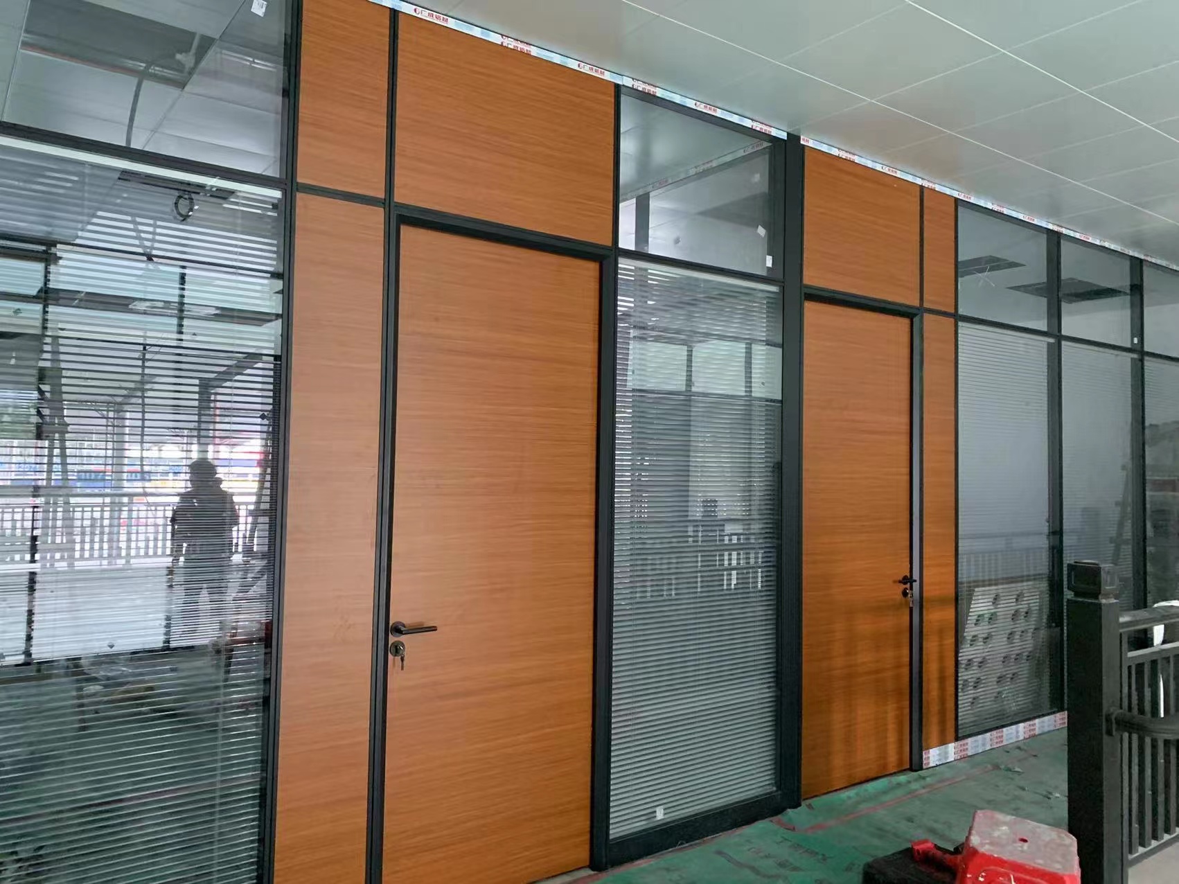 玻璃隔斷木門   百葉 高隔生態(tài)木門   帶門楣木門   深圳鋁木門廠家