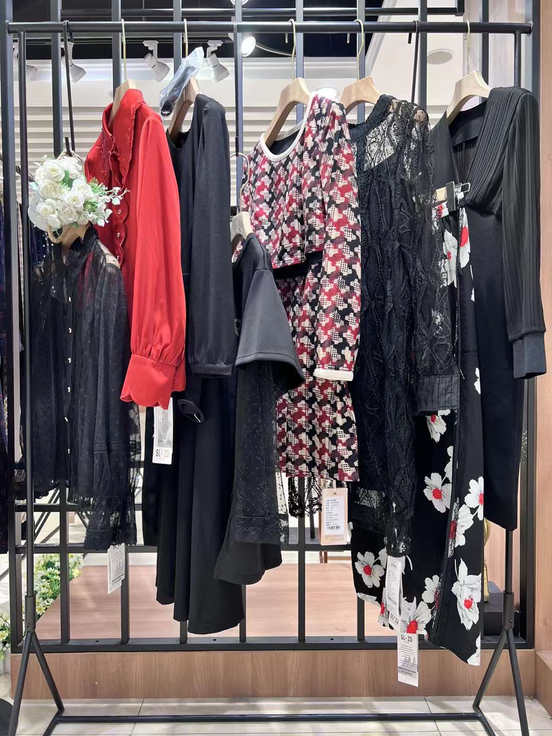 舒麗裝點(diǎn)2023春女裝羽絨服鵝絨 清倉(cāng)撤柜雜款走份批發(fā) 女裝一手貨源