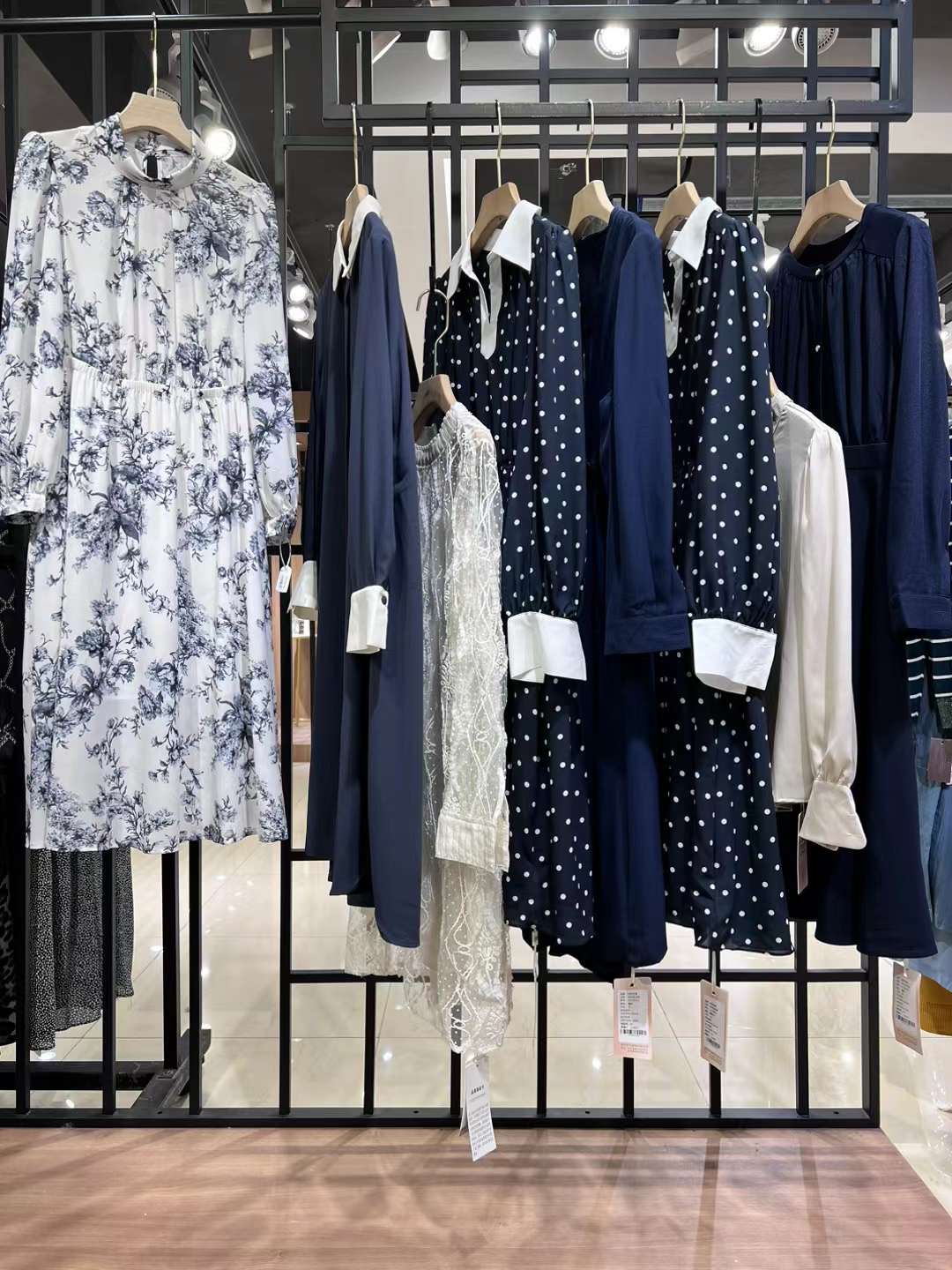 舒麗裝點(diǎn)2023春女裝羽絨服鵝絨 清倉(cāng)撤柜雜款走份批發(fā) 女裝一手貨源