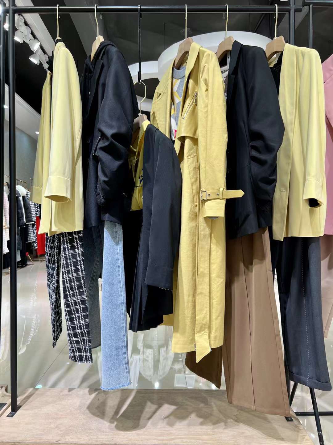 艾爾麗斯2023新款春裝品牌折扣女裝尾貨庫存雜款一手貨源批發(fā)供應(yīng)鏈