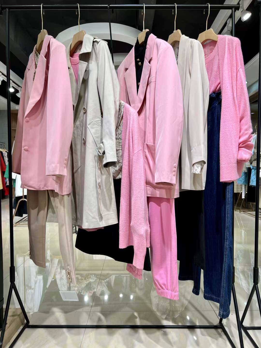 艾爾麗斯2023新款春裝品牌折扣女裝尾貨庫存雜款一手貨源批發(fā)供應(yīng)鏈