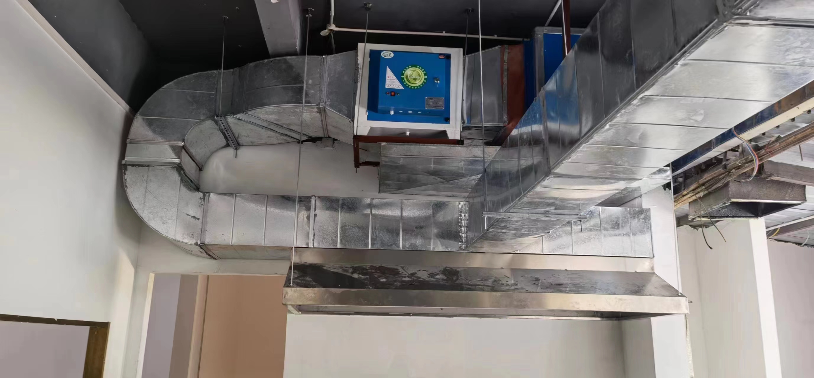 佛山節(jié)能廚房油煙系統(tǒng)安裝公司-白鐵煙管-白鐵排煙通風(fēng)電話