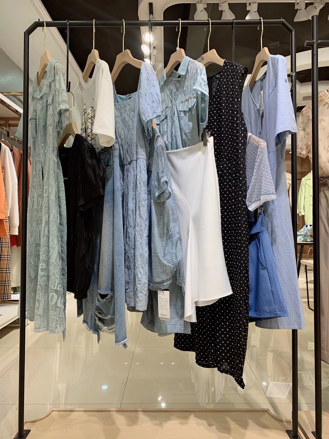 華丹妮2023年春款品牌折扣女裝走份批發(fā)廣州直播尾貨供應(yīng)鏈