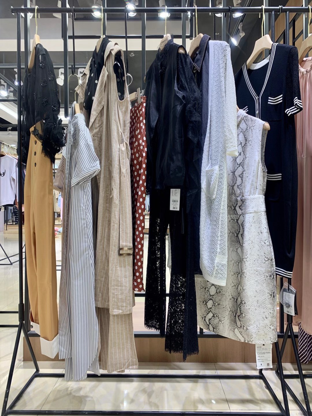 西娜維思2023新款品牌撤柜品牌折扣女裝尾貨雜款一手貨源批發(fā)直播貨源