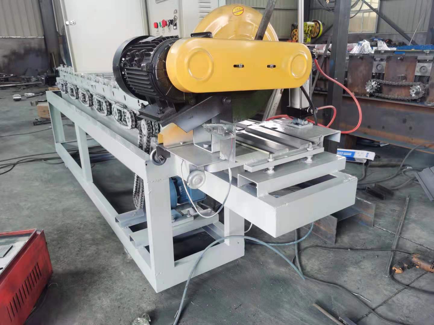 彩鋼卷閘門設(shè)備 彩鋼卷閘門設(shè)備批發(fā)