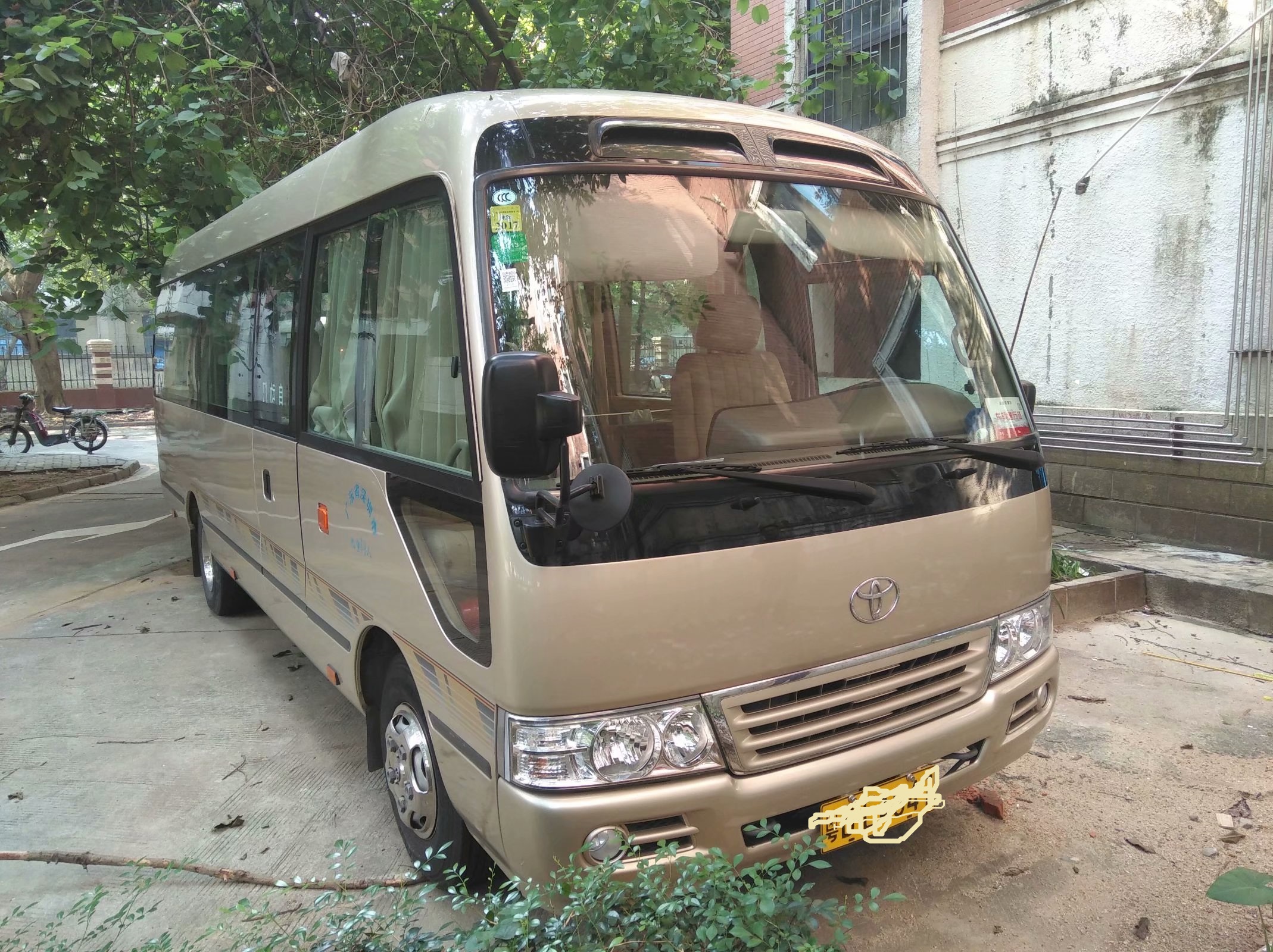 供應(yīng)深圳豐田豪華版考斯特對外出租 深圳機場接送商務(wù)考察租車