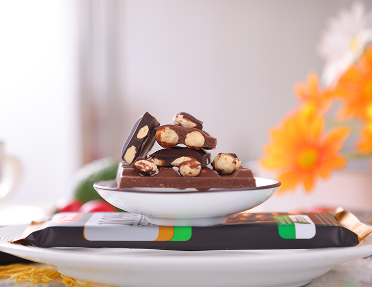 俄羅斯進(jìn)口勝利牌榛仁堅(jiān)果黑巧克力無蔗糖牛奶杏仁夾心糖尿人零食