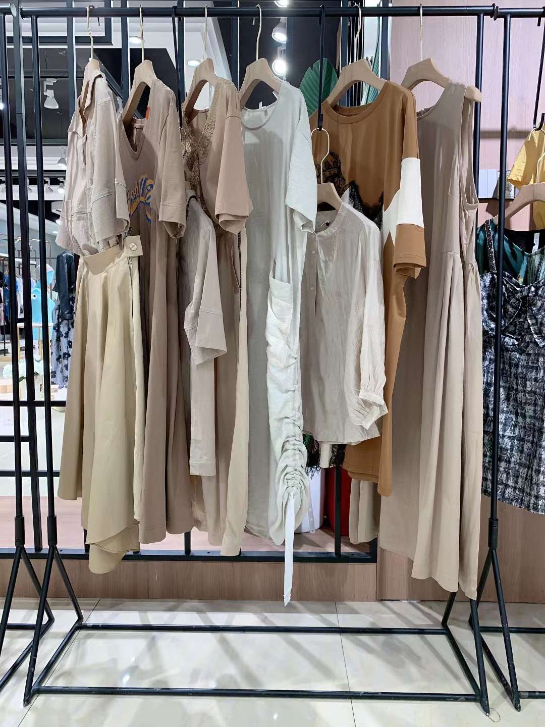 述忘2023夏品牌女裝剪標(biāo)折扣批發(fā)一手貨源 實(shí)體直播品牌折扣尾貨