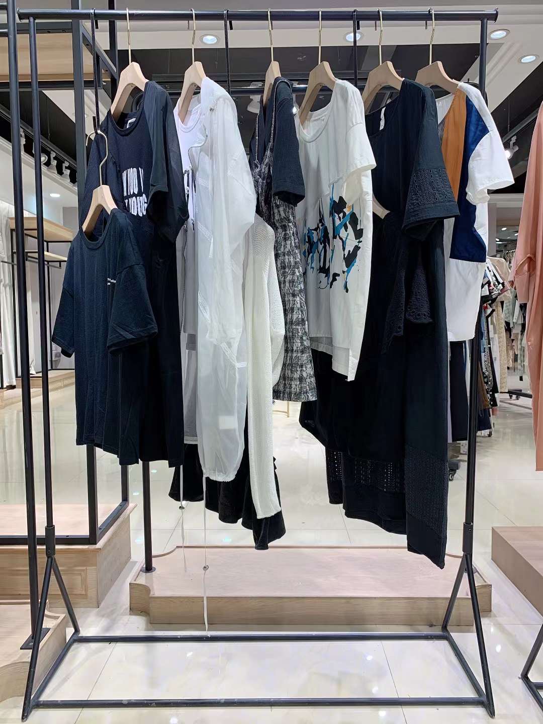 述忘2023夏品牌女裝剪標(biāo)折扣批發(fā)一手貨源 實(shí)體直播品牌折扣尾貨