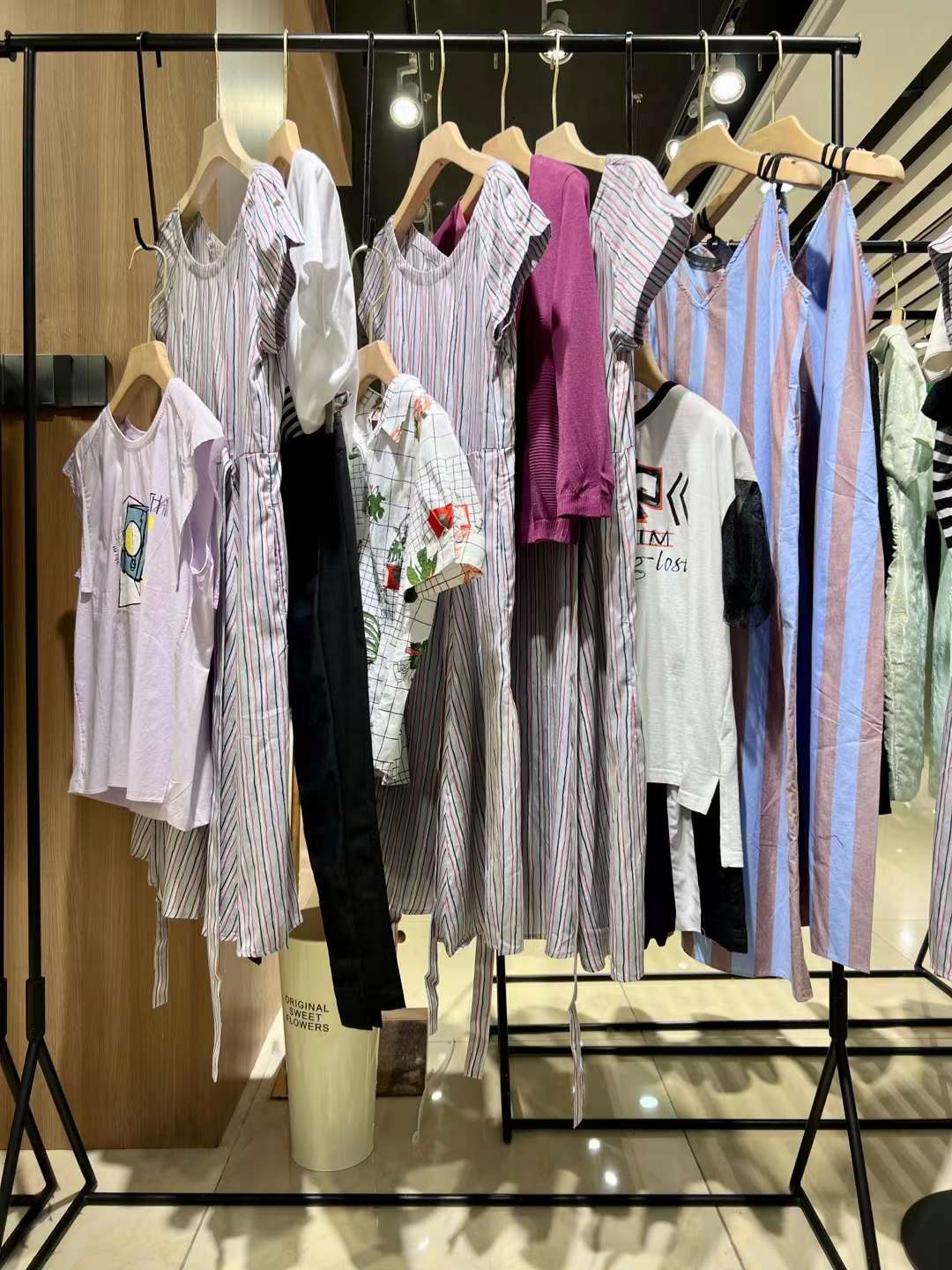 熙然 2023夏品牌撤柜折扣女裝尾貨一手貨源工廠檔口清倉(cāng)批發(fā)