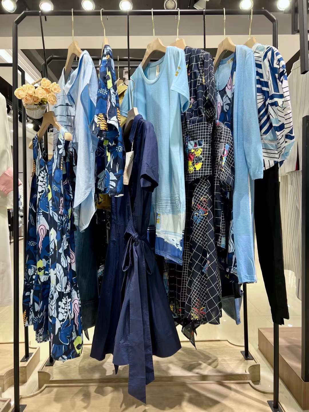 熙然 2023夏品牌撤柜折扣女裝尾貨一手貨源工廠檔口清倉(cāng)批發(fā)