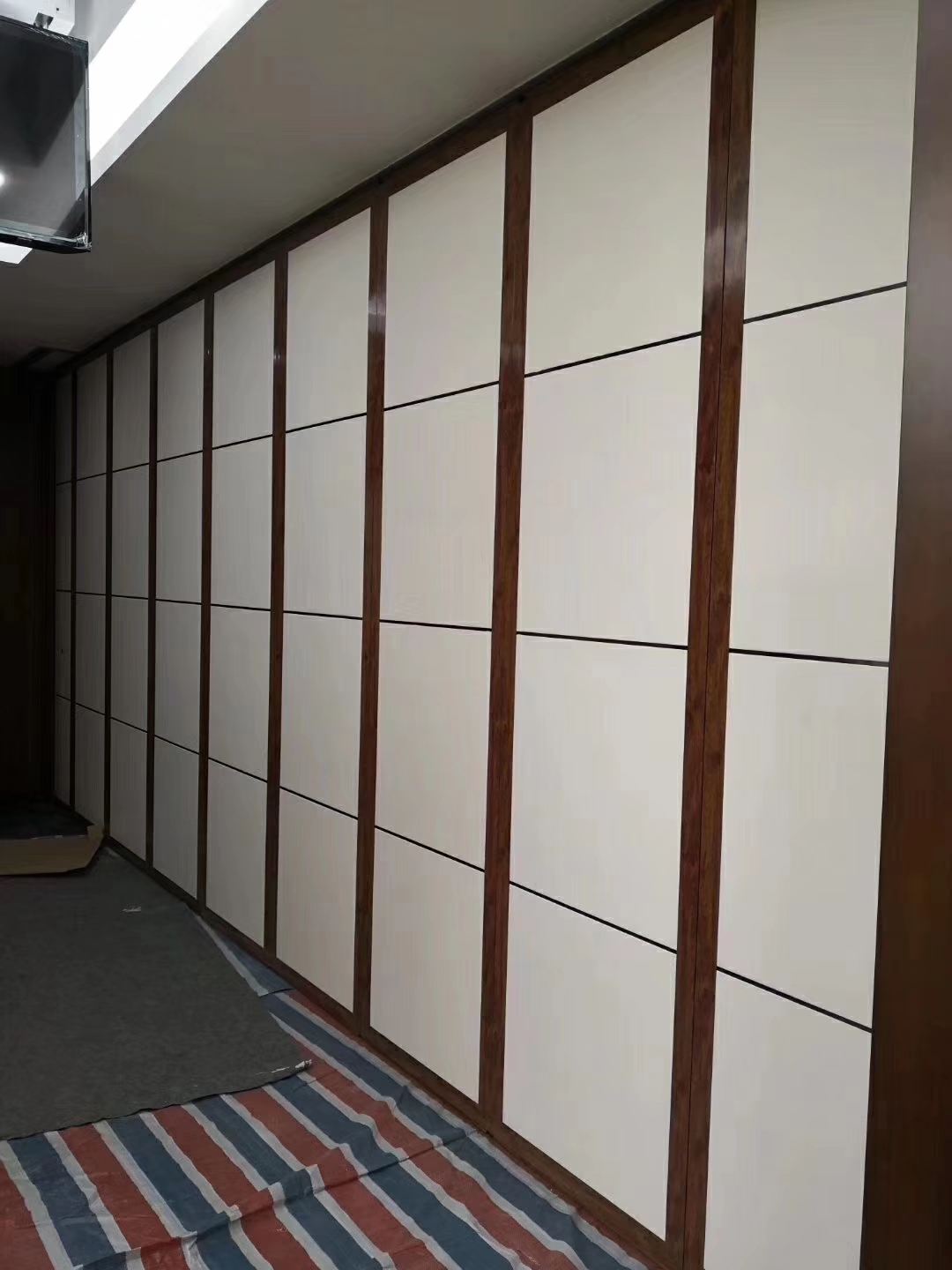 賽勒爾玻鎂板折疊屏風(fēng)酒店滑軌移動隔斷伸縮門
