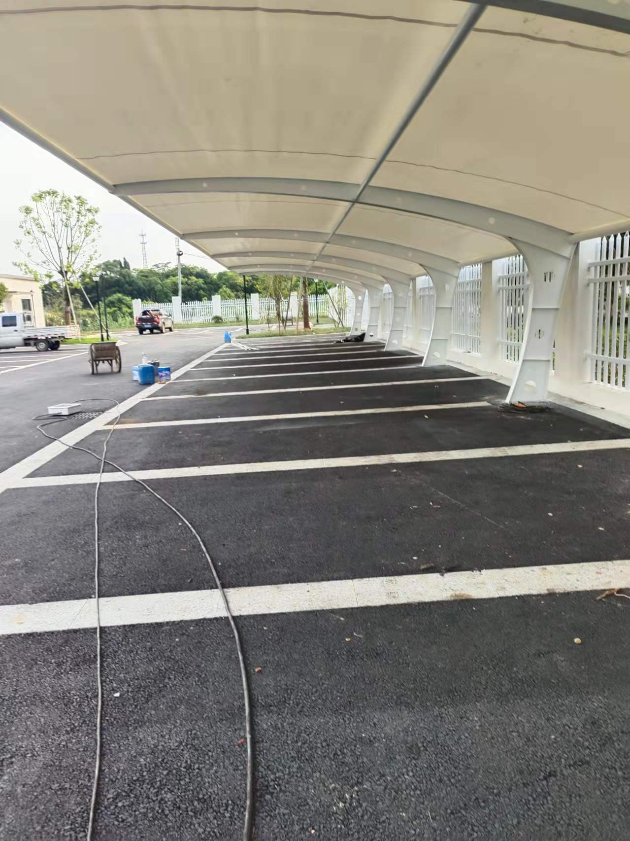 義烏專業(yè)安裝汽車棚膜結(jié)構(gòu)車棚、汽車充電樁車棚安裝便捷
