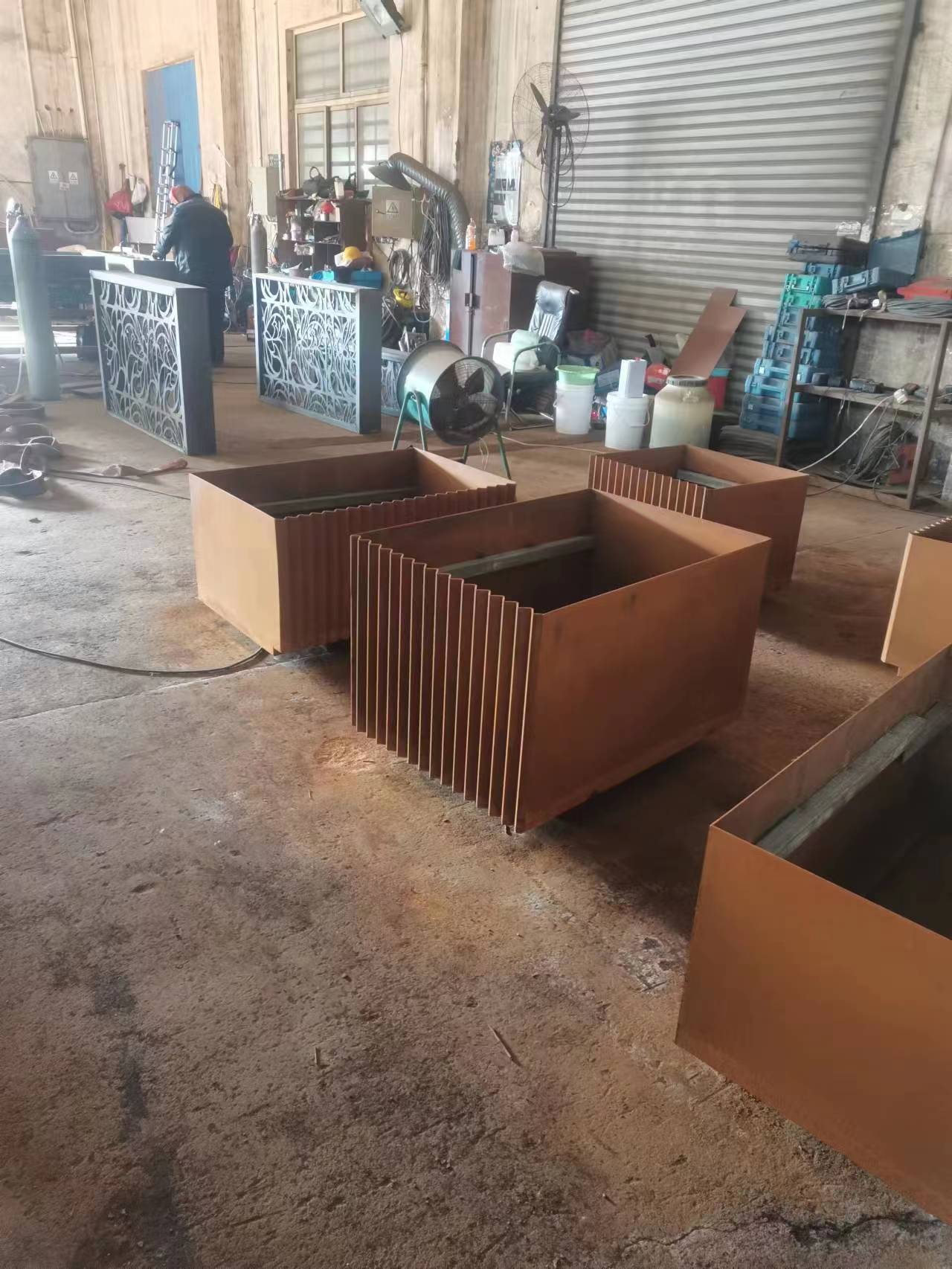 江西供應(yīng)耐侯鋼花箱廠家銷售、供應(yīng)商熱線、多少錢、公司批發(fā) 廠家耐侯鋼花箱制作