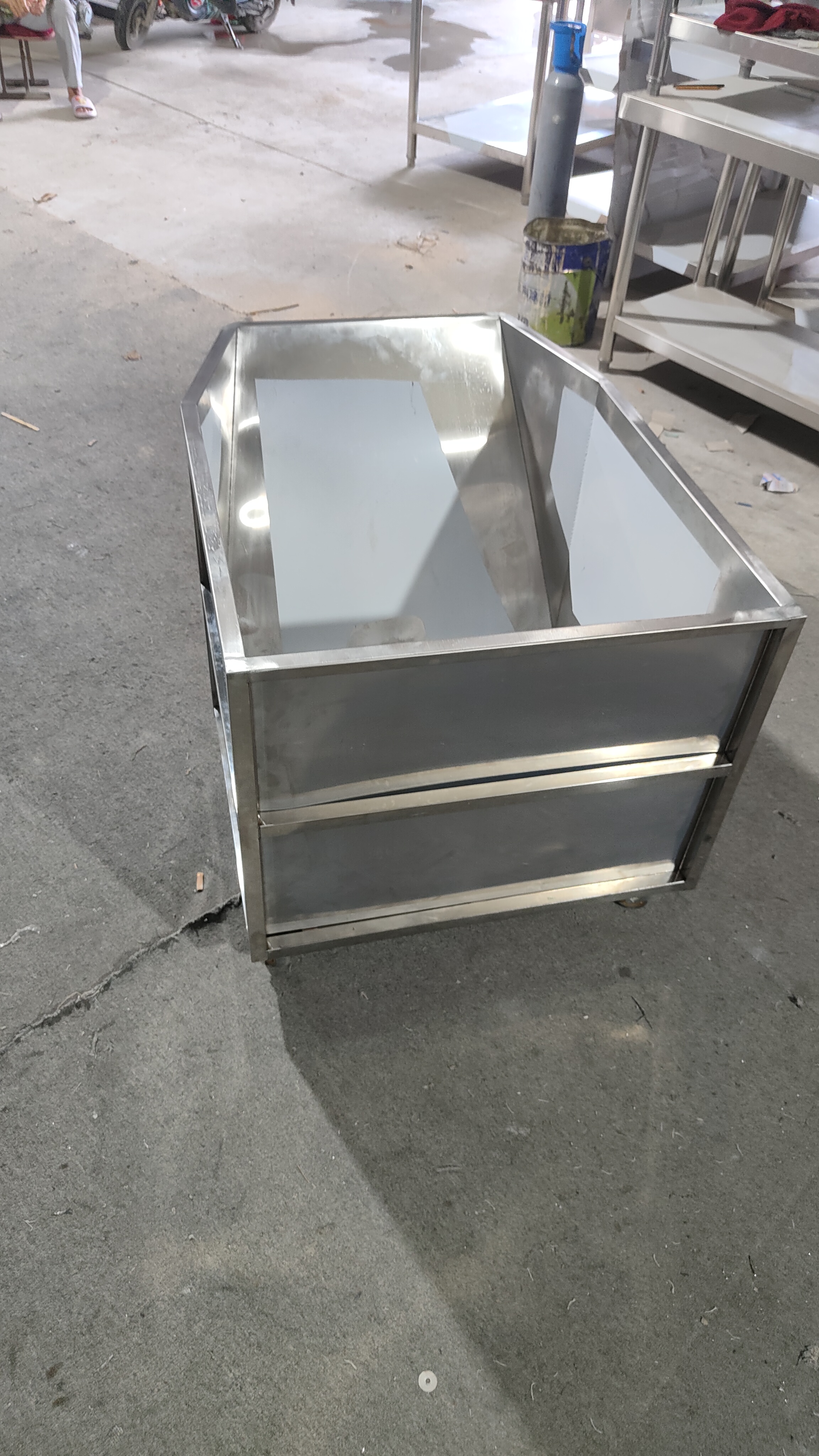 不銹鋼米面車  不銹鋼移動(dòng)式面粉車 商用加厚酒店廚房米面配料防潮存儲(chǔ)車