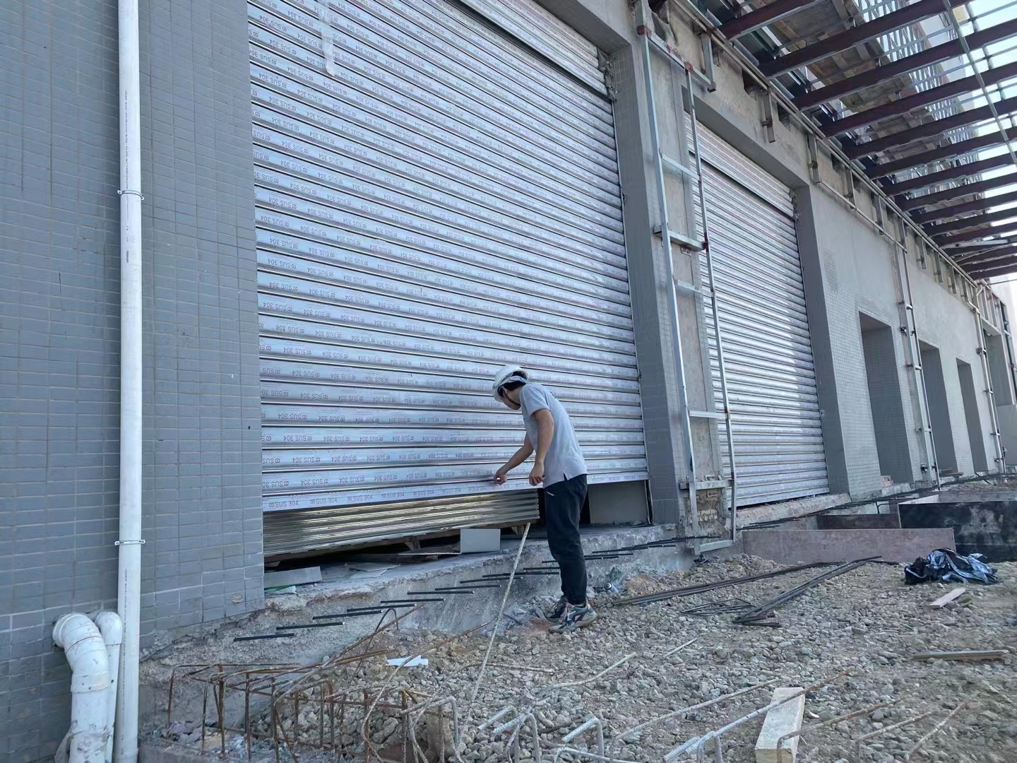 園嶺不銹鋼電動網(wǎng)閘門201/304均可定做 通化閘 封閉閘質(zhì)優(yōu)價廉