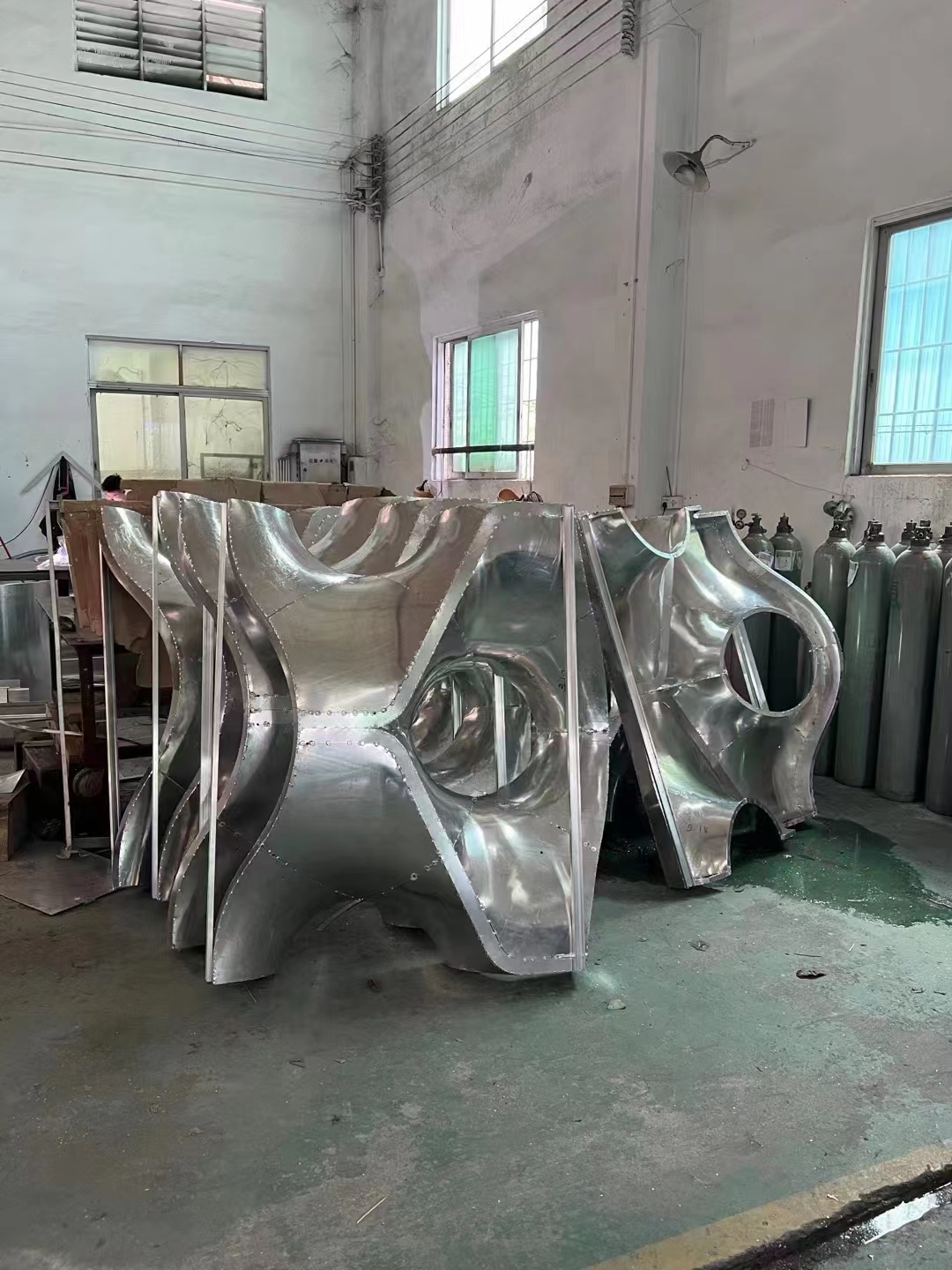 供應(yīng)雙曲面鋁單板拉彎鋁板