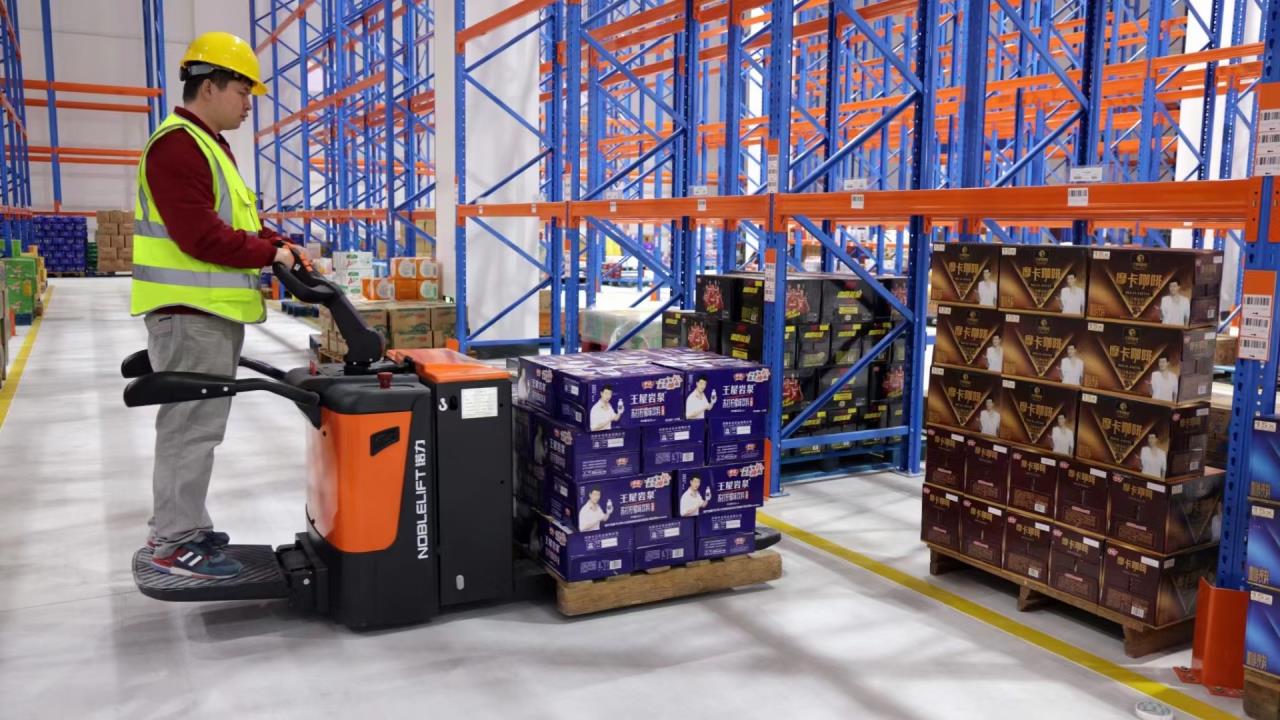 全電動搬運(yùn)車 經(jīng)濟(jì)款堆高車 液壓升降托盤叉車