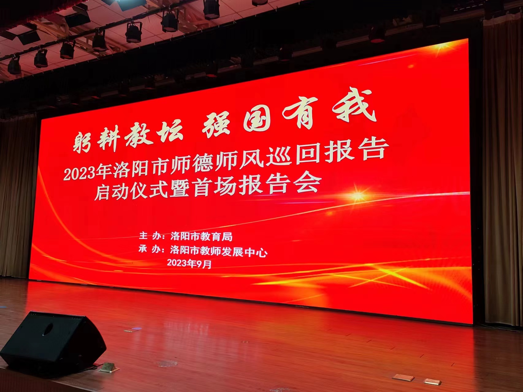 洛陽會議慶典攝影照片直播，攝像跟拍直播推流，大合影拍攝，訪談攝像