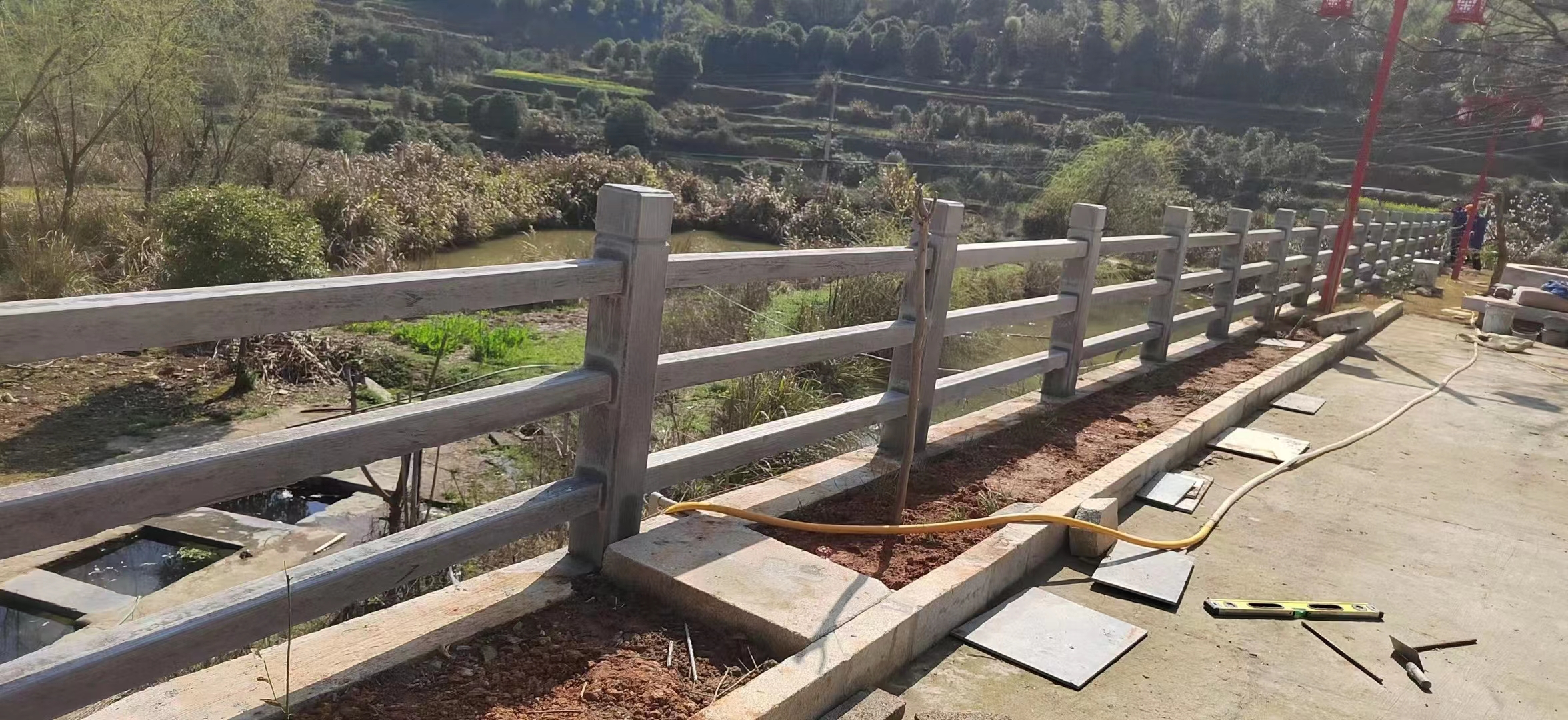 東莞水泥仿木欄桿施工安裝、廠家供應(yīng)、生產(chǎn)廠家、報(bào)價(jià)【東莞市松樹林環(huán)保建材有限公司】