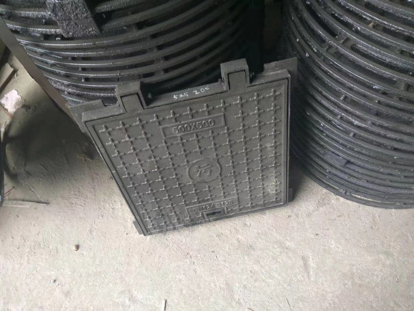 河南球墨鑄鐵井蓋生產(chǎn)廠家 防沉降防移動(dòng)球墨鑄鐵井蓋 700圓形雙層井蓋定制