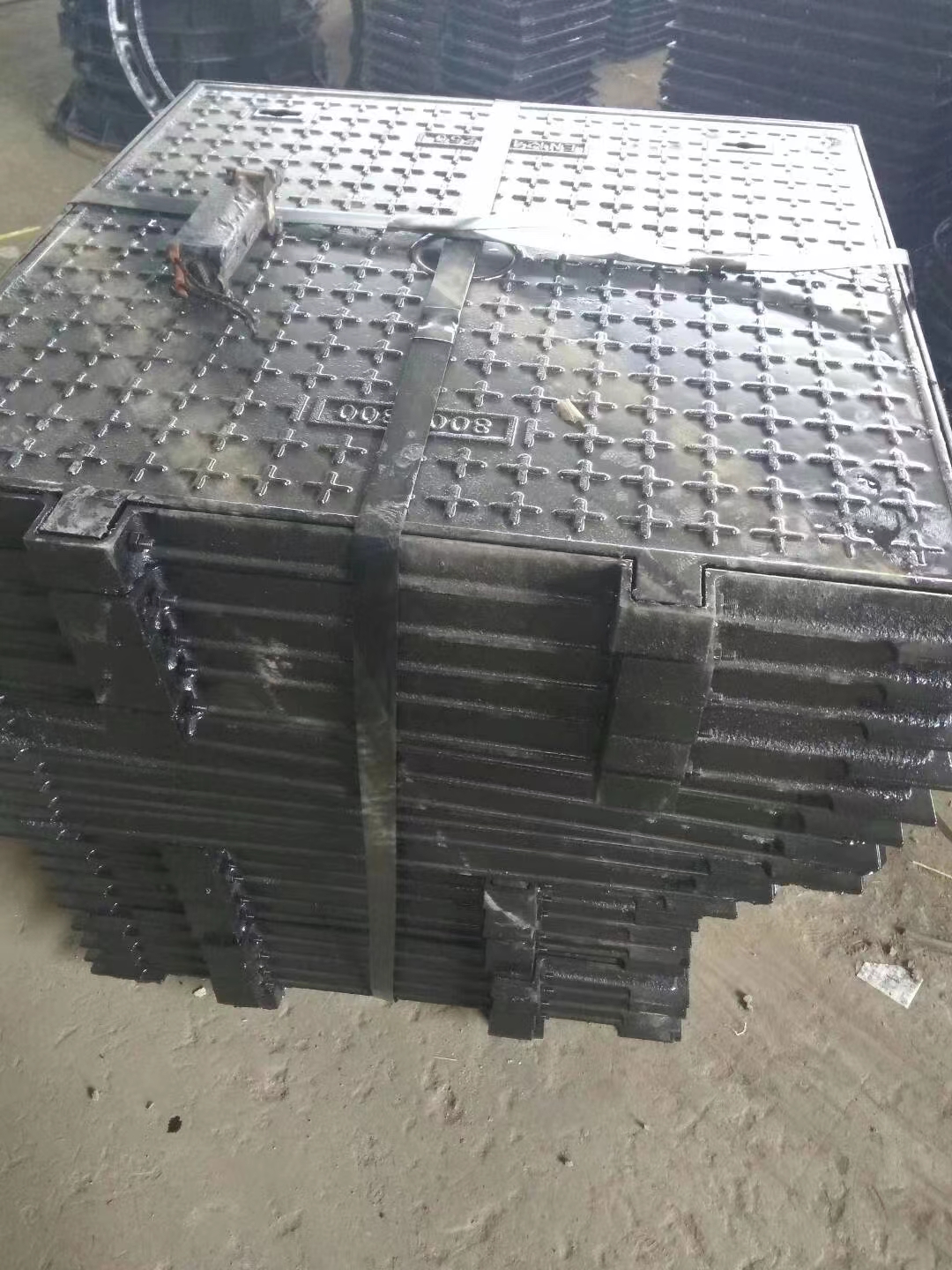 河南球墨鑄鐵五防井蓋批發(fā)價 300×500整套球墨鑄鐵方井蓋現(xiàn)貨 下水道溝蓋板安裝