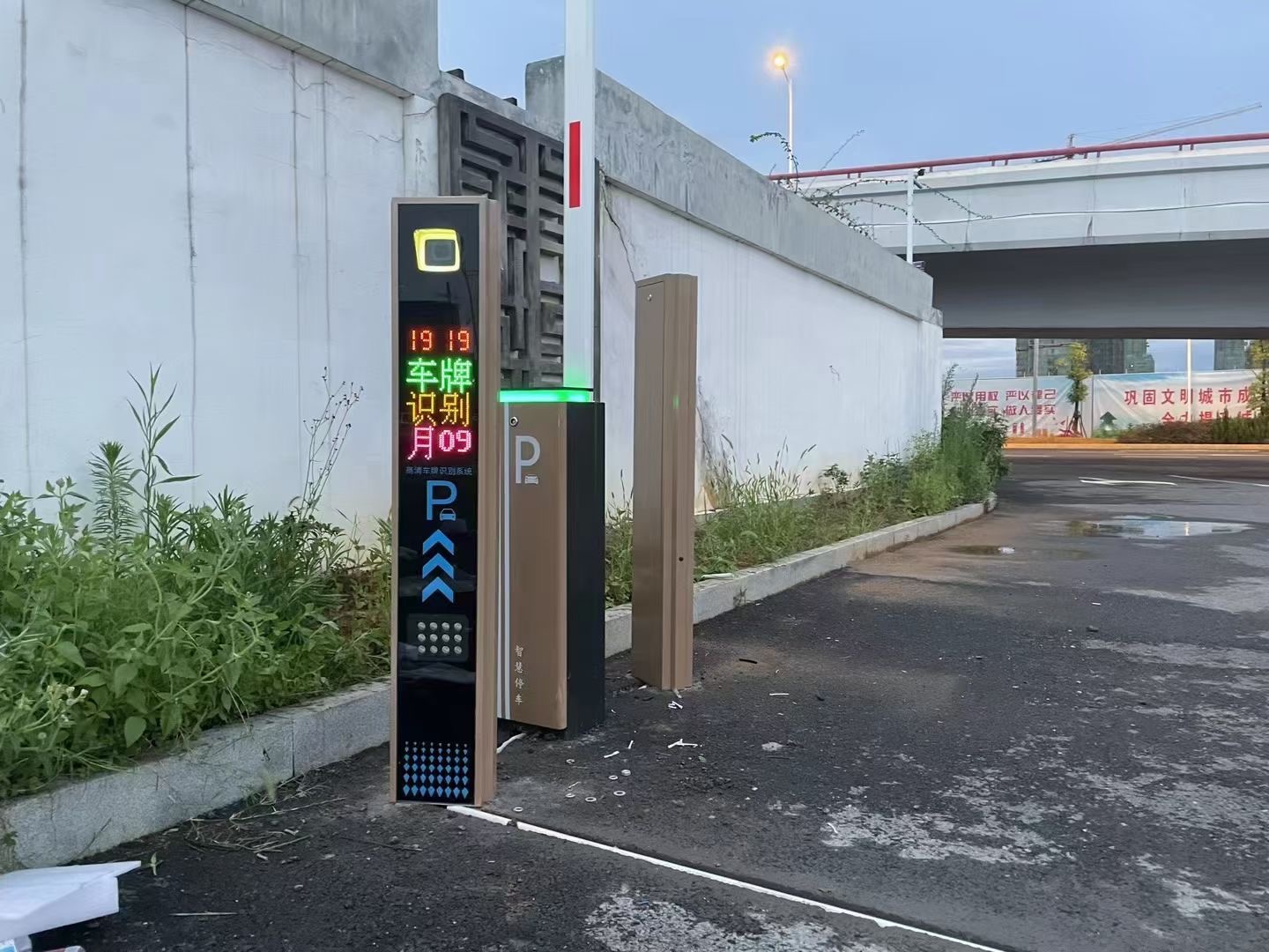 東莞車輛識別系統(tǒng)廠家，車輛識別系統(tǒng)多少錢安裝，車牌識別系統(tǒng)價格