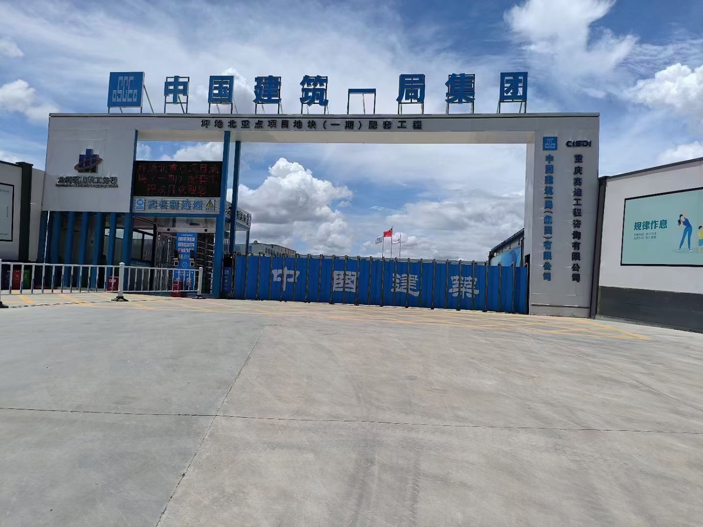 伸縮門電動(dòng)伸縮門廠家智能車牌識(shí)別伸縮門 段滑門工業(yè)么門