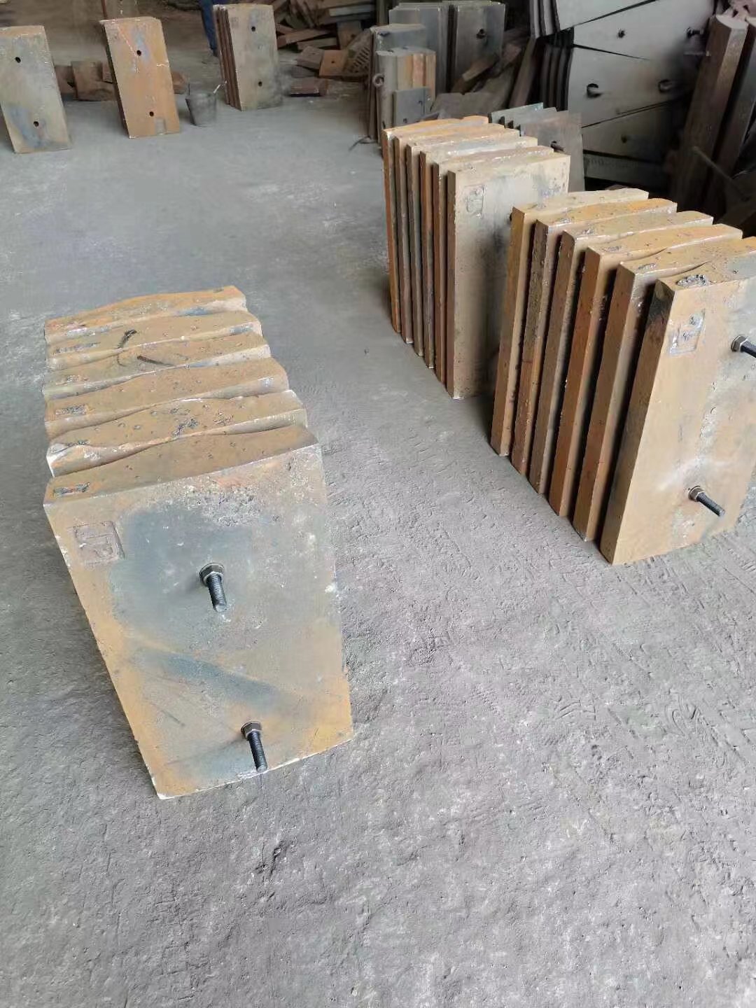 昆明供應襯板篩板 高鉻鑄鐵耐磨襯板 高錳鋼篩板 KMTBCr20防磨板生產(chǎn)廠家