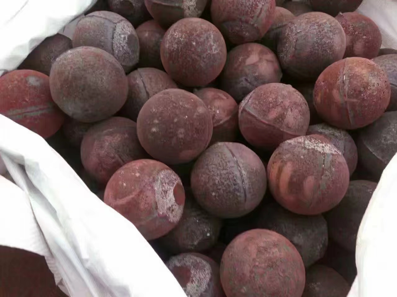 昆明鋼球生產廠家，昆明專業(yè)生產合金耐磨鋼球廠家，昆明哪里有鋼球廠家 鋼球