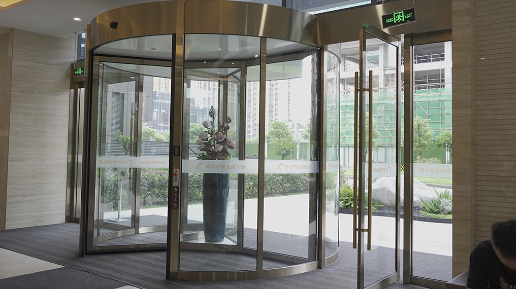 成都弧形自動(dòng)門生產(chǎn)廠家 商場弧形感應(yīng)門訂購電話 自動(dòng)玻璃感應(yīng)門哪里有賣