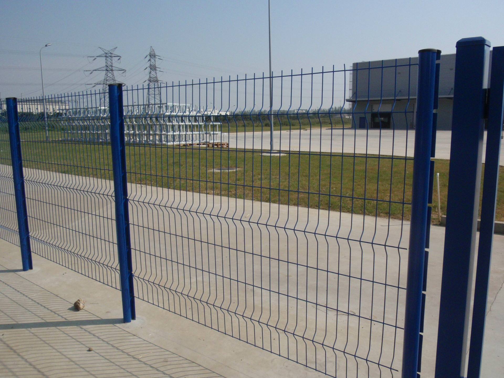 小區(qū)護(hù)欄網(wǎng)  折彎護(hù)欄網(wǎng)  綠色金屬圍欄網(wǎng)