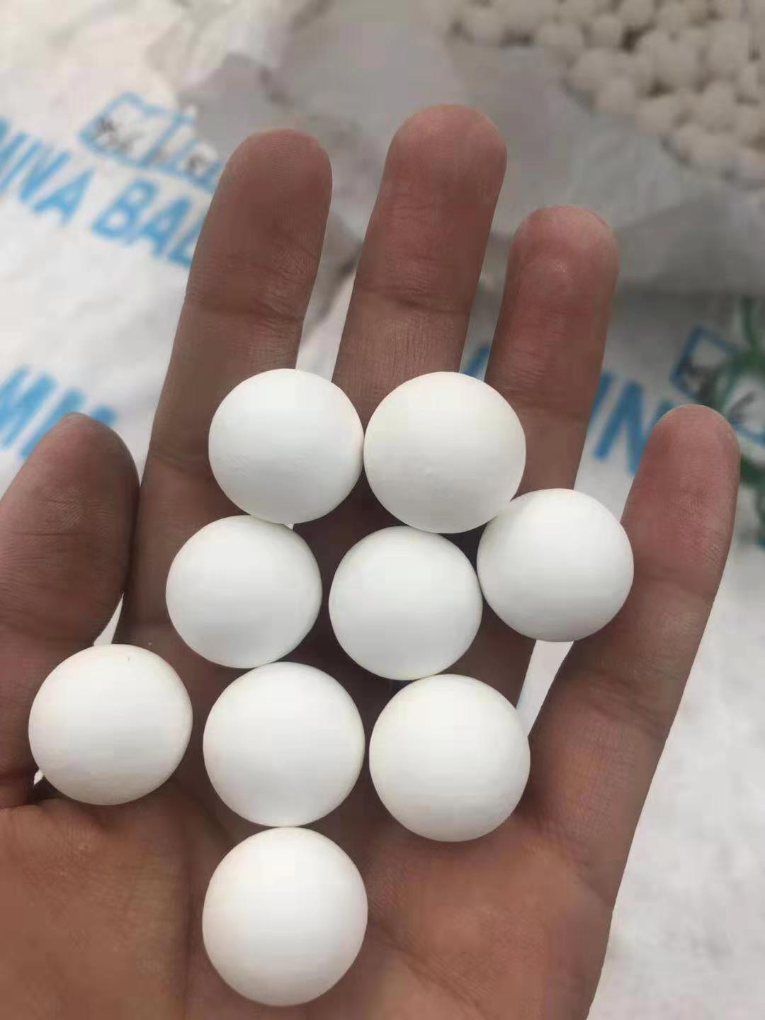 廠家供應(yīng)除氟劑活性氧化鋁球 對(duì)氟有很強(qiáng)的吸附性 主用于高氟飲用水除氟