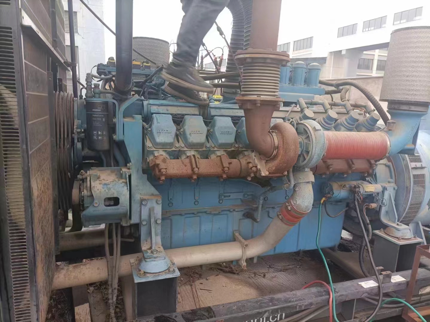 奔馳1000千瓦發(fā)電機組 使用251個小時 二手發(fā)電機組租賃