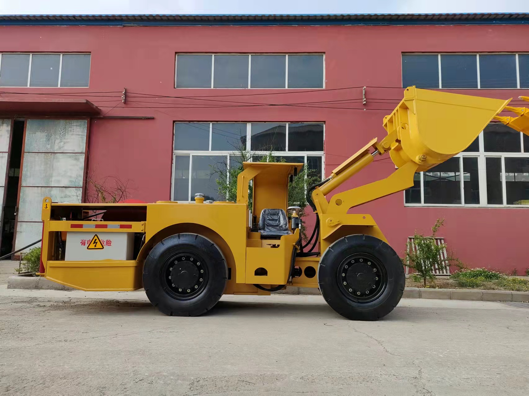 礦山礦用1立方電動(dòng)鏟運(yùn)機(jī)廠