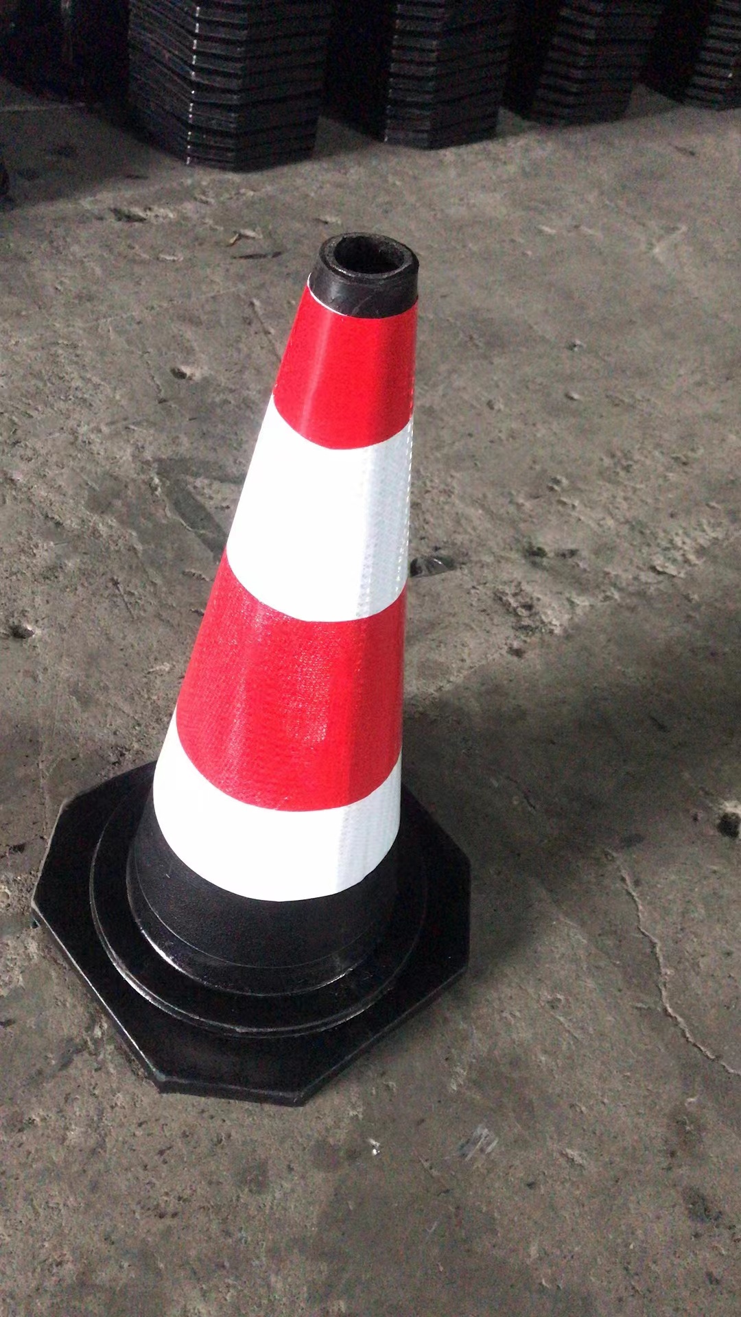 供應(yīng)濟(jì)南圓錐反光PVC路錐 交通警示錐 提環(huán)橡膠雪糕筒路錐