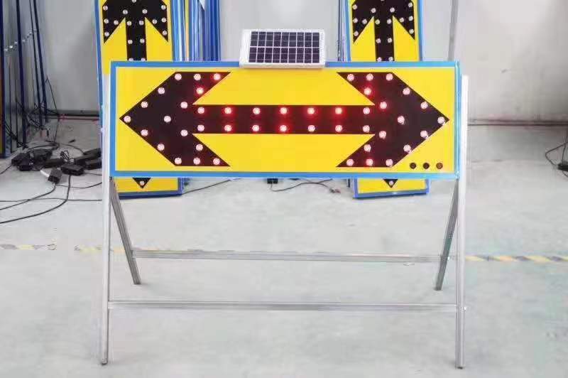 山東太陽能箭頭燈定制廠家、前方施工信號燈要多少錢、太陽能導(dǎo)向牌雙向箭頭燈廠家熱銷、廠家報價、供貨商報價